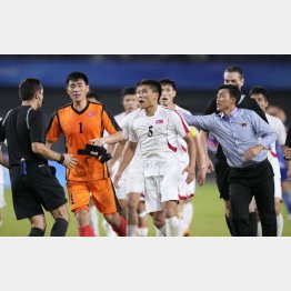 10月のアジア大会で日本に敗れた北朝鮮選手が審判団を恫喝（Ｃ）共同通信社