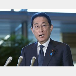 6日、首相官邸で記者団の取材に応じる岸田首相（Ｃ）共同通信社