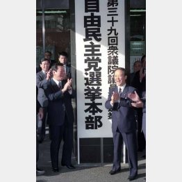 1990年2月の総選挙。自民党の海部首相（右）と小沢幹事長（Ｃ）共同通信社