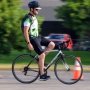 自転車“両手放し”で130km走り世界記録！ カナダ人男性「こっちの姿勢のほうがラク」