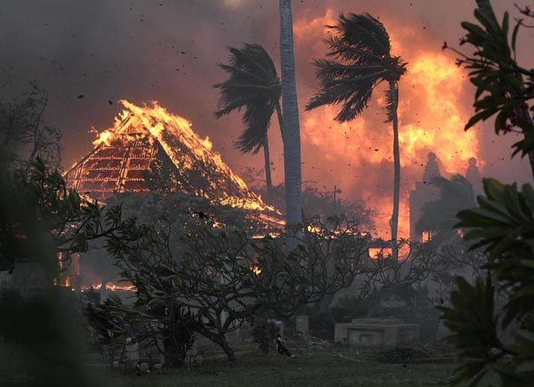 米ハワイ・マウイ島も尼火事に襲われた（同島のラハイナで炎に包まれる教会＝Matthew Thayer／The Maui News提供、ＡＰ＝共同）