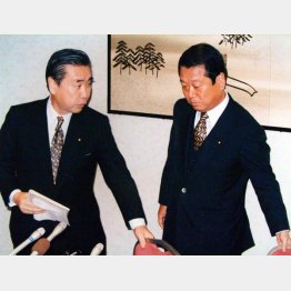 当時の羽田孜元首相（左）と小沢一郎氏（Ｃ）日刊ゲンダイ