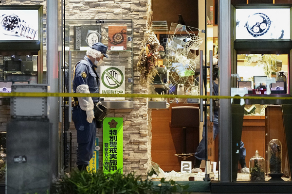 男らが押し入った東京・銀座のロレックス専門店を調べる警視庁の捜査員（Ｃ）共同通信社