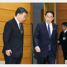 ８日、閣議に臨む岸田首相と松野官房長官（左）／（Ｃ）共同通信社