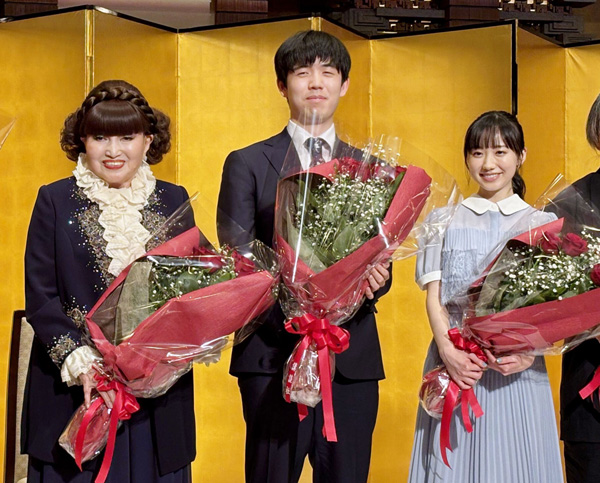 （左から）黒柳徹子さん、藤井聡太さん、芦田愛菜さん（Ｃ）共同通信社