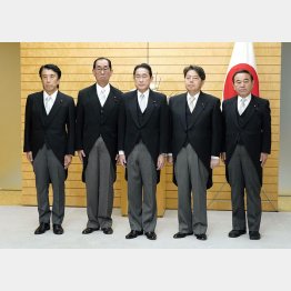（左から）斎藤健経産相、松本剛明総務相、岸田首相、林芳正官房長官、坂本哲志農相（Ｃ）共同通信社