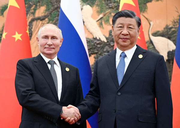 ロシアのプーチン大統領（左）と中国の習近平国家主席（Ｃ）ロイター／Sputnik