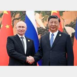 ロシアのプーチン大統領（左）と中国の習近平国家主席（Ｃ）ロイター／Sputnik