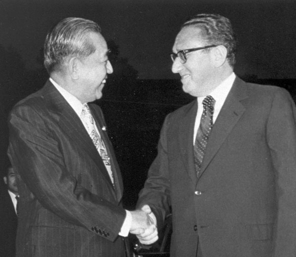 1972年6月、首相公邸玄関まで出迎えた佐藤栄作首相（左）と握手するヘンリー・キッシンジャー米大統領補佐官（2023年11月29日死去、享年100歳）／（Ｃ）共同通信社