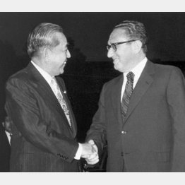 1972年6月、首相公邸玄関まで出迎えた佐藤栄作首相（左）と握手するヘンリー・キッシンジャー米大統領補佐官（2023年11月29日死去、享年100歳）／（Ｃ）共同通信社