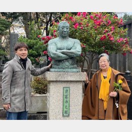 力道山の没後60年法要で。左が細田氏、右は田中敬子さん（池上本願寺、12月15日）／（提供写真）