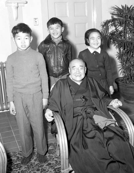 孫たちに囲まれ喜ぶ吉田茂首相。後ろの中央が麻生太郎氏（1952年12月27日、麻生太賀吉邸）／（Ｃ）共同通信社