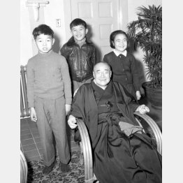 孫たちに囲まれ喜ぶ吉田茂首相。後ろの中央が麻生太郎氏（1952年12月27日、麻生太賀吉邸）／（Ｃ）共同通信社