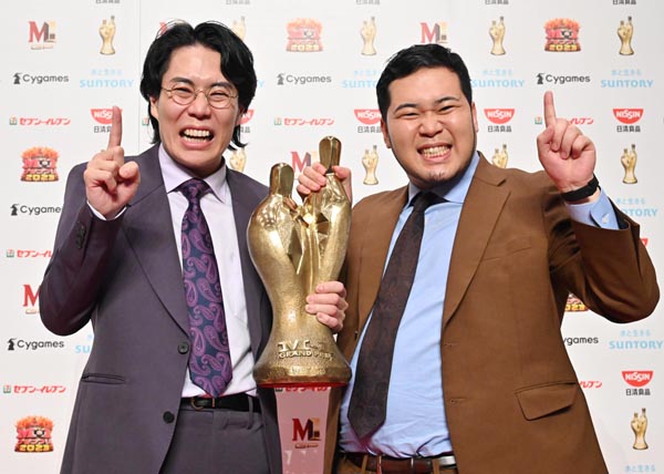 「令和ロマン」の高比良くるま（左）と松井ケムリ（Ｃ）M-1グランプリ事務局