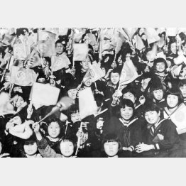1938年11月に東京の後楽園球場で行われた防共協定2周年記念集会で、ドイツ、イタリア、日本の国旗を持った日本の子供たち（Ｃ）ＤＰＡ／共同通信イメージズ
