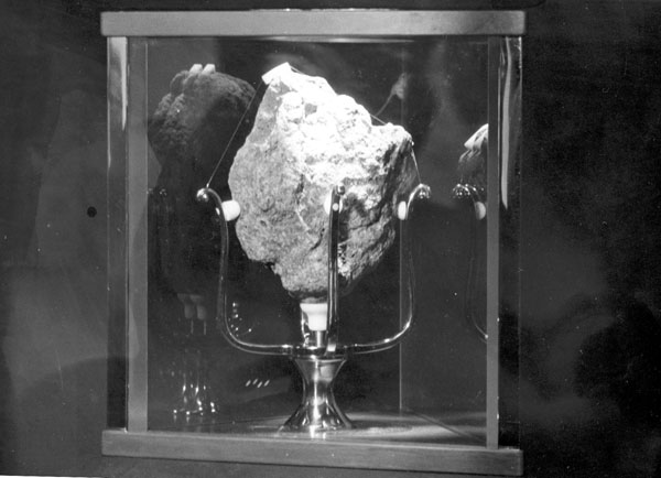 懐メロ的な発想しかないのか（1970年の大阪万博でアメリカ館に展示された「月の石」）／（Ｃ）共同通信社
