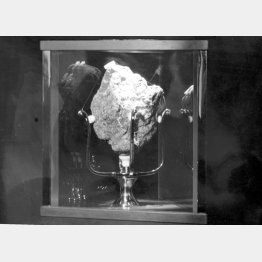 懐メロ的な発想しかないのか（1970年の大阪万博でアメリカ館に展示された「月の石」）／（Ｃ）共同通信社