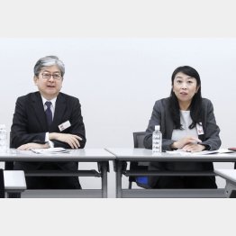 マネックスグループの松本大会長（左）と清明祐子社長（Ｃ）共同通信社