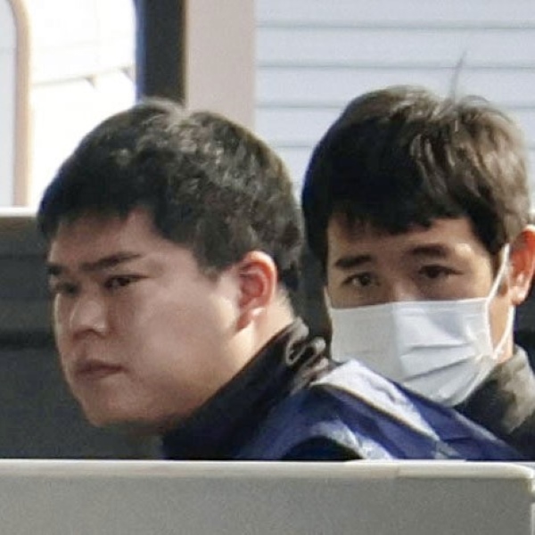 三重県警松阪署に移送された土記拓也容疑者（左）（Ｃ）共同通信社