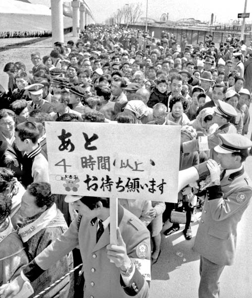1970年大阪万博で、「月の石」が人気を博したのは、前年の「世界初、米国アポロ11号が月着陸成功」があったから（Ｃ）共同通信社