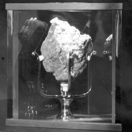 懐古趣味が過ぎる（1970年大阪万博で展示された「月の石」）／（Ｃ）共同通信社