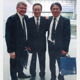 2002年日韓W杯のトルシエ監督（左）と山本昌邦コーチ（右）と（本人提供）