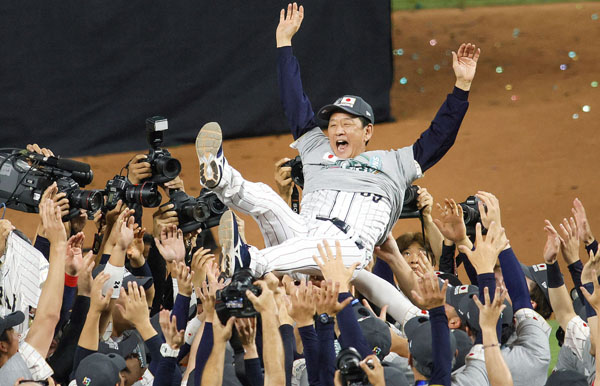 2023年WBCは日本が優勝！ 胴上げされる栗山侍ジャパン監督＝9月（Ｃ）ロイター／USA TODAY Sports