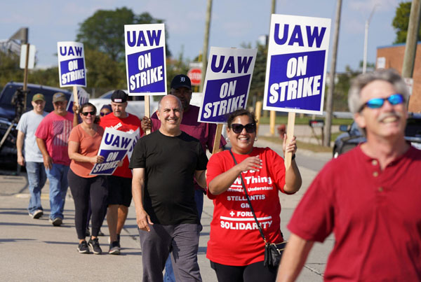ステランティス工場前でストライキをアピールするUAWの組合員ら（ロイター＝共同）