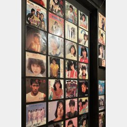 歌謡界で人気を博していた面々のレコードジャケットが壁一面に（Ｃ）日刊ゲンダイ