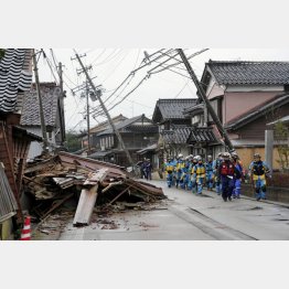 多数の家屋が倒壊した珠洲市で活動する警察官ら（Ｃ）共同通信社