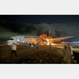 羽田空港の滑走路で炎上する日航機516便（Ｃ）日刊ゲンダイ／中西直樹
