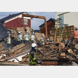 懸命の救助活動が続く（倒壊した家屋を捜索する消防隊員ら＝5日午前、石川県輪島市）／（Ｃ）共同通信社