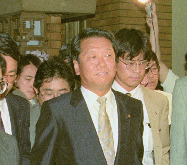 首相官邸を出る小沢一郎氏＝1992年8月27日（Ｃ）共同通信社