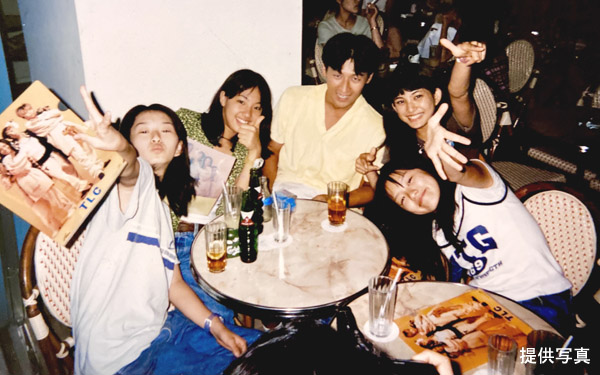 デビュー直後の1996年夏に渋谷のカフェで（提供写真）