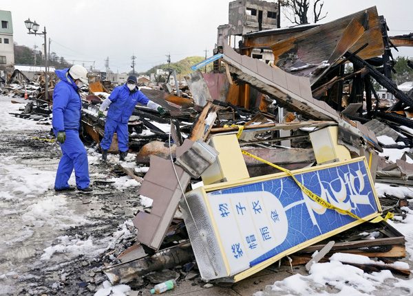 大規模な火災のあった「輪島朝市」付近で作業する警察官（Ｃ）共同通信社