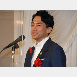 ほぼ毎月、政治資金パーティーを開いていた小泉進次郎氏に「パーティー改革」ができるのか（写真は、他議員のパーティーであいさつをする同氏）／（Ｃ）日刊ゲンダイ