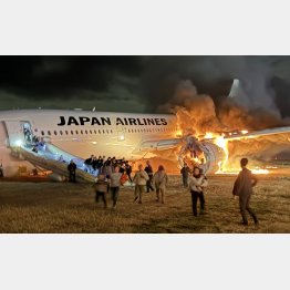炎上する日航機516便（Ｃ）日刊ゲンダイ／中西直樹