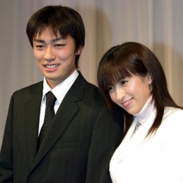 和田毅（左）と仲根かすみの結婚会見（2005年12月）／（Ｃ）日刊ゲンダイ