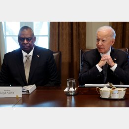 バイデン米大統領（右）は、オースティン国防長官を「不問に付す」という（Ｃ）ロイター