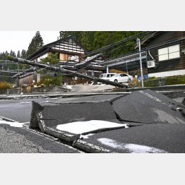 地震で隆起した石川県珠洲市宝立町の道路（Ｃ）共同通信社