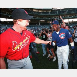 1998年、全米が沸いたマグワイア（左）とソーサの本塁打王競争（Ｃ）TNS via ZUMA Wire／共同イメージズ