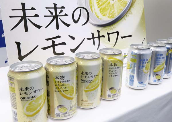 新発売される輪切りレモンが浮く缶チューハイ（Ｃ）共同通信社