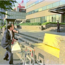 1992年、佐川急便事件で自民党の金丸信・元副総理が略式起訴となったことに対し、検察庁の看板に黄色いペンキをかける事件が起こった（Ｃ）共同通信社