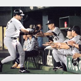 1998年、本塁打を放ったキャリオンを迎える近藤監督（Ｃ）共同通信社