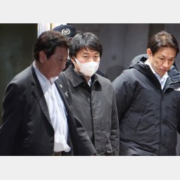 18日、保釈され、東京拘置所をあとにする柿沢未途被告（Ｃ）日刊ゲンダイ