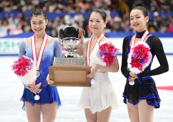 2013年12月の全日本選手権。優勝した鈴木明子（中央）、2位の村上佳菜子（左）、3位の浅田真央（Ｃ）共同通信社