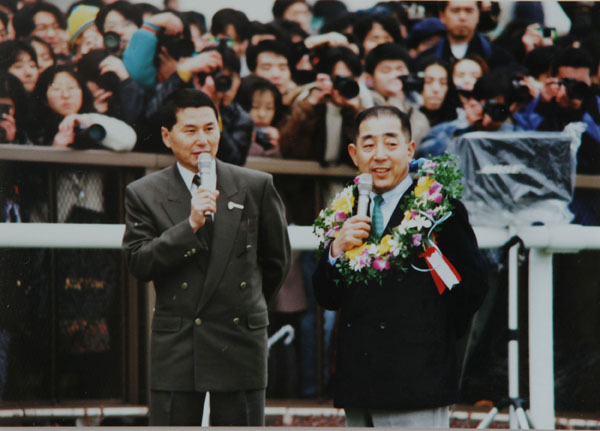 平成9年秋の天皇賞でレースを振り返る、元調教師・伊藤雄二氏（右）と（提供写真）