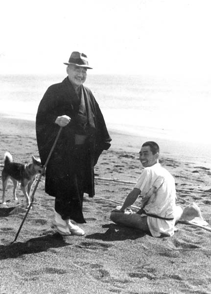 大磯の私邸近くの海岸を愛犬と散歩する吉田茂首相。2日前に首相の指名を受けた当時（1948＝昭和23＝年10月17日）／（Ｃ）共同通信社