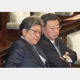 問いかけをすべて無視した萩生田前政調会長（左）シラを切り通した松野前官房長官（Ｃ）日刊ゲンダイ