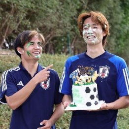 DF板倉（右）の誕生日を代表して祝う久保（左）（C）Norio ROKUKAWA／office La Strada